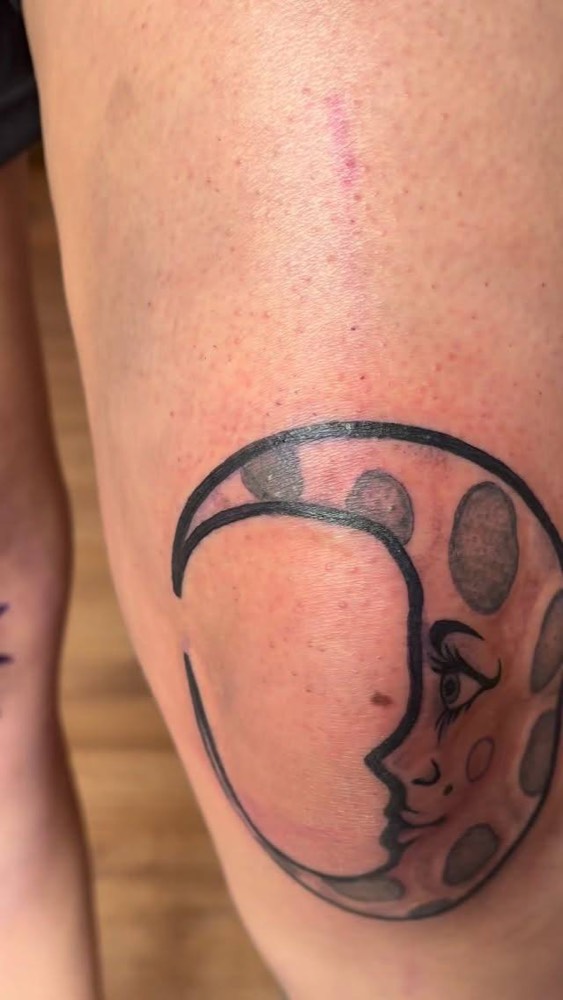Moon face on a knee