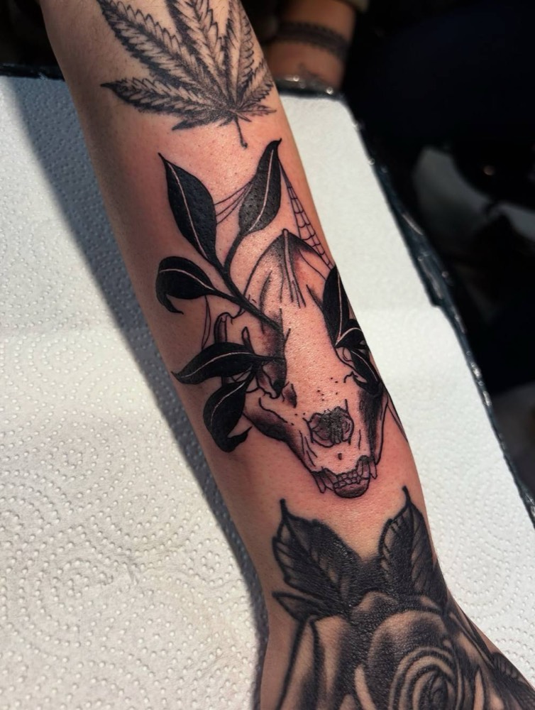 Skull and roses, by Kirsten